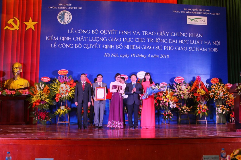 Lãnh đạo Trường Đại học Luật Hà Nội nhận Giấy chứng nhận kiểm định chất lượng giáo dục