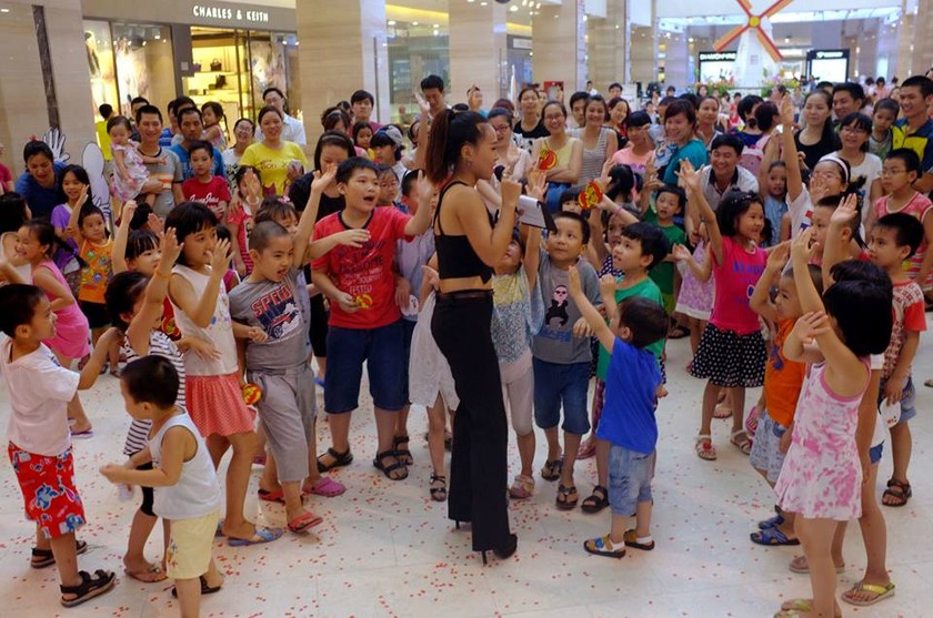 Các bé vô cùng hào hứng, tự tin nói chuyện với người nổi tiếng trong ngày Tết thiếu nhi tại Trung tâm thương mại The Garden. 