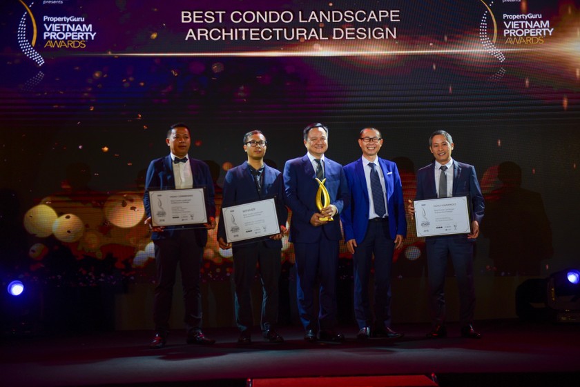  Tổng giám đốc MIKGroup Nguyễn Vĩnh Trân nhận giải thưởng được trao cho Imperia Sky Garden 