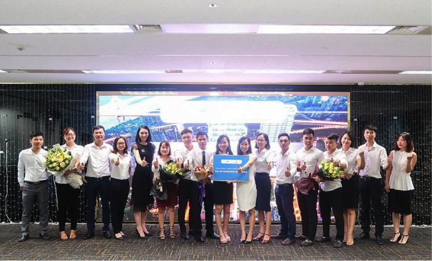 Đại diện Tập đoàn Sunshine Group cùng các chuyên viên kinh doanh xuất sắc.