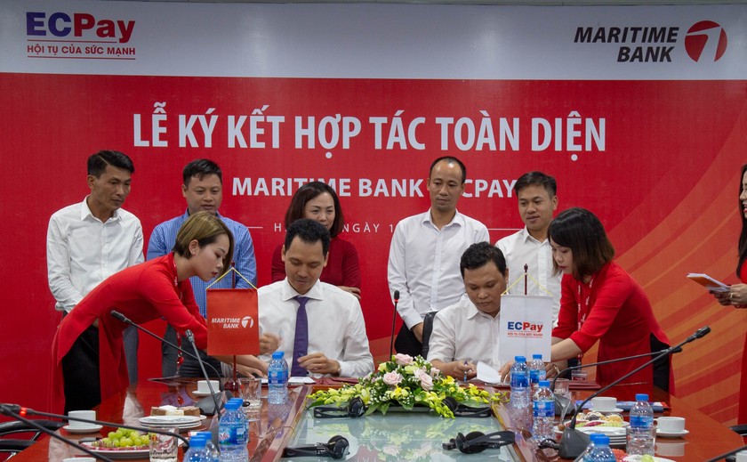 Ông Huỳnh Bửu Quang - Tổng Giám đốc Maritime Bank và ông Bùi Đức Bình Dương - Tổng Giám đốc ECPay thực hiện ký kết hợp tác chiến lược