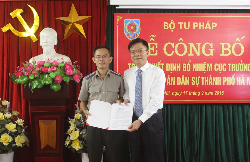 Bộ trưởng Lê Thành Long trao Quyết định bổ nhiệm Cục trưởng Cục THADS Hà Nội cho đồng chí Lê Xuân Hồng