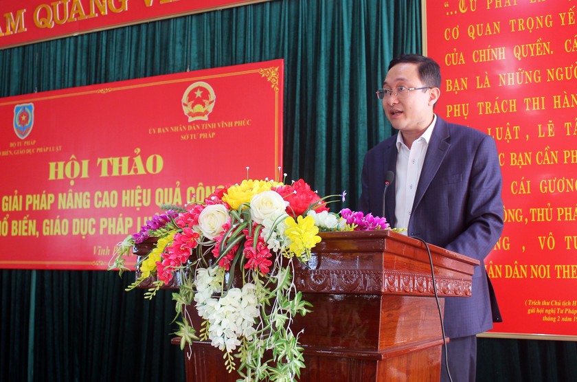 Phó Vụ trưởng Vụ PBGDPL Phan Hồng Nguyên phát biểu khai mạc hội thảo