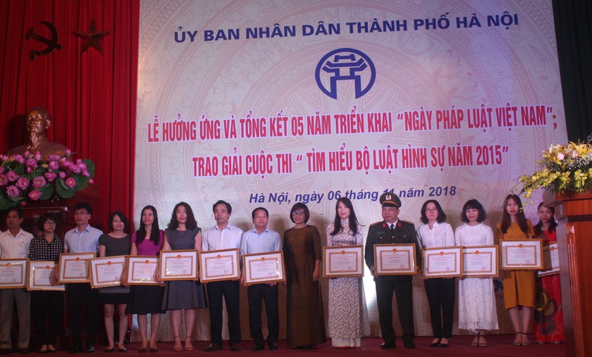 Thứ trưởng Đặng Hoàng Oanh tặng Giấy khen cho các cá nhân, tập thể có nhiều thành tích trong 5  năm thực hiện Ngày Pháp luật