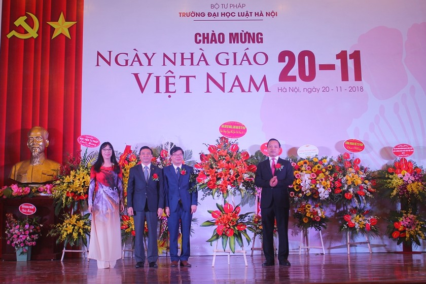 Thứ trưởng Trần Tiến Dũng tặng lẵng hoa tươi thắm tới Ban Giám hiệu Trường Đại học Luật Hà Nội