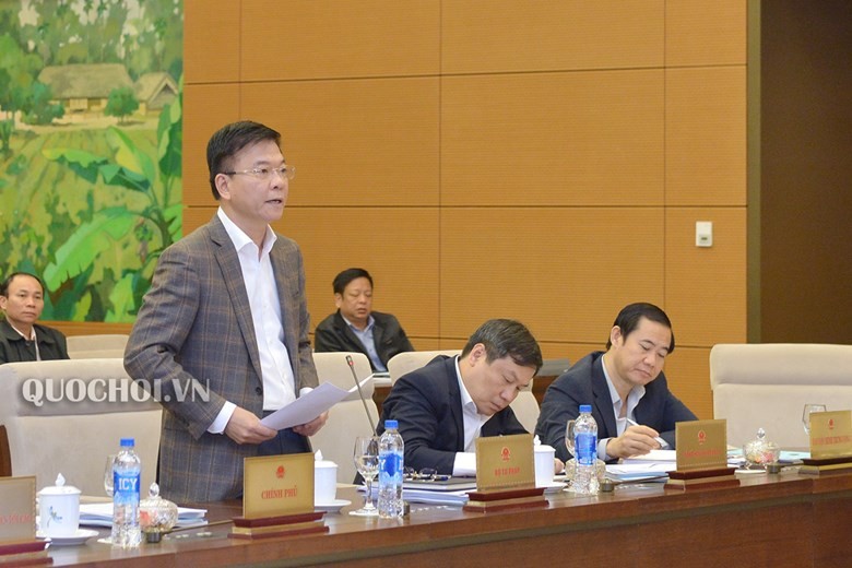 Bộ trưởng Bộ Tư pháp Lê Thành Long trình bày tờ trình của Chính phủ