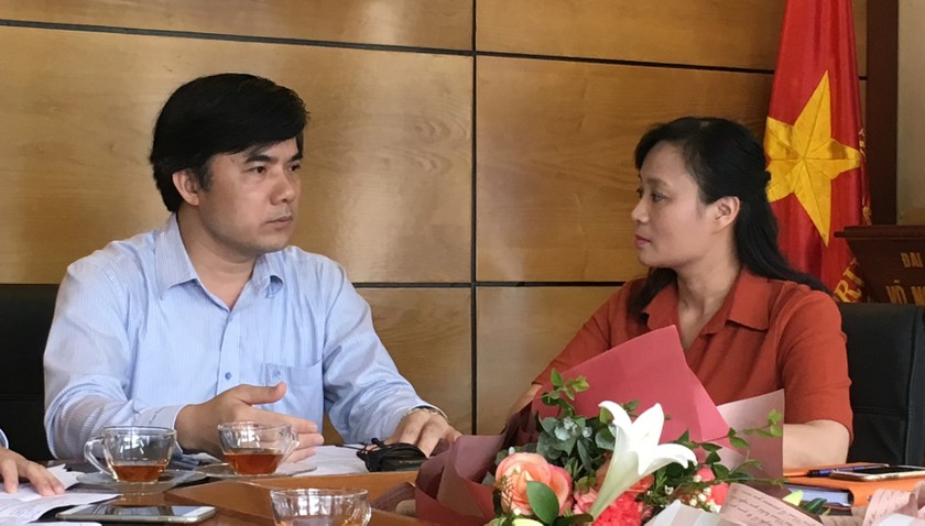 Ông Bùi Văn Linh đang giải đáp các thắc mắc của độc giả