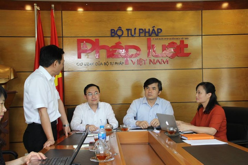 Phó Tổng Biên tập Báo PLVN Vũ Hoàng Diệp phát biểu khai mạc và cảm ơn các chuyên gia đã tham gia Chương trình