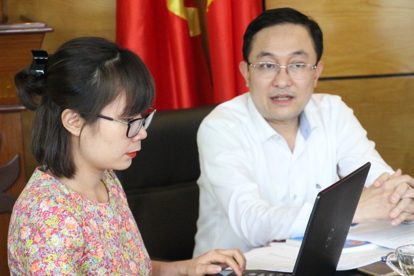 Ông Phan Hồng Nguyên đang trả lời câu hỏi của bạn đọc