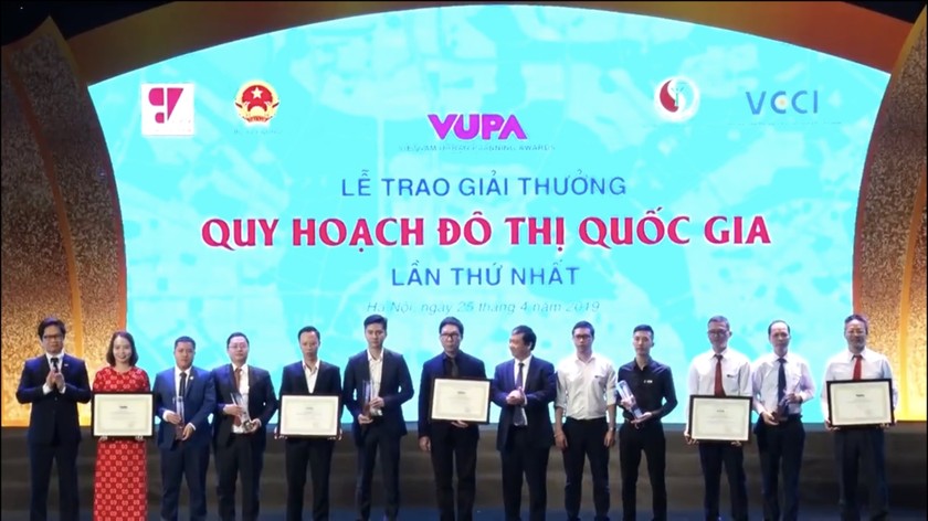 Ông Phạm Quốc Tuấn - Phó TGĐ Tập đoàn GFS (ngoài cùng bên phải) và ông Ngân Văn Chuyên  - Phó TGĐ Tập đoàn GFS (thứ 2 từ phải sang) nhận giải thưởng
