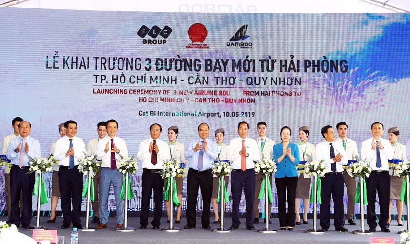 Thủ tướng Chính phủ Nguyễn Xuân Phúc, đại diện lãnh đạo UBND TP. Hải Phòng, Tập đoàn FLC và Hãng hàng không Bamboo Airways cắt băng khai trương 3 đường bay từ Hải Phòng đi Quy Nhơn, Thành phố Hồ Chí Minh, Cần Thơ.