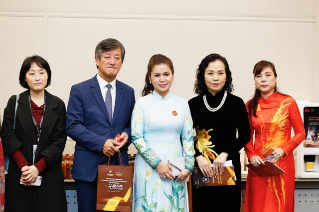Bà Lê Hoàng Diệp Thảo cùng ông Lee Yong Kwan - Chủ tịch LHP Busan và bà Ngô Phương Lan (thứ 2 và thứ 4 từ trái sang) tại lễ ra mắt HHXTPTDA Việt Nam