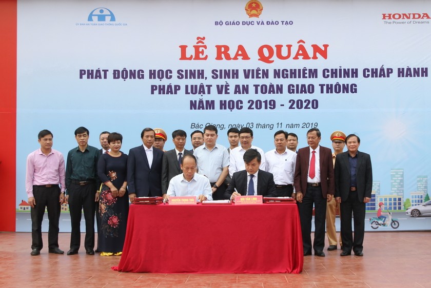 Đại diện Bộ GD&ĐT, Ủy ban ATGTQG ký kết tăng cường triển khai thực hiện công tác giáo dục an toàn giao thông trong trường học.