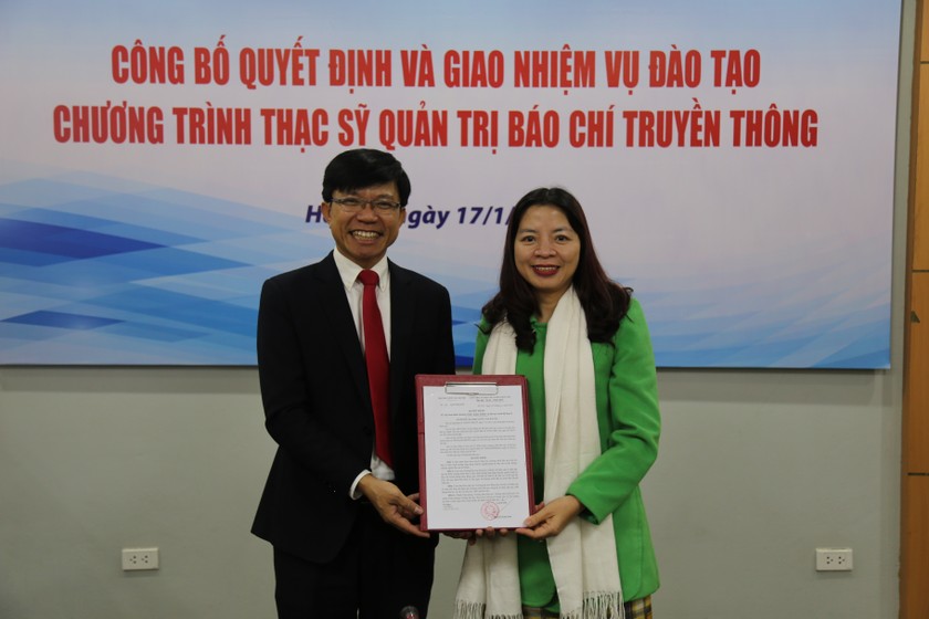 GS.TS Hoàng Anh Tuấn - Phó Hiệu trưởng Trường ĐHKHXH&NV (trái) đã trao quyết định và chính thức giao nhiệm vụ đào tạo ngành Thạc sỹ Quản trị Báo chí truyền thông cho PGS.TS Đặng Thị Thu Hương (phải), Viện trưởng Viện Đào tạo Báo chí và Truyền thông