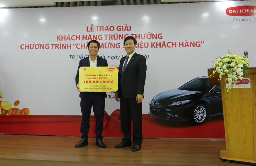 Ông Trần Đình Quân – Chủ tịch kiêm Tổng Giám đốc Dai-ichi Life Việt Nam (phải) trao giải Kim cương trị giá 100 triệu đồng cho khách hàng Dương Minh Đức Tuệ (đại diện ủy quyền của khách hàng thứ 3 triệu)