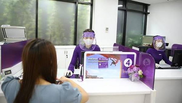 TPBank là một trong số ít doanh nghiệp trang bị đồ bảo hộ chống dịch cho đội ngũ nhân viên của mình