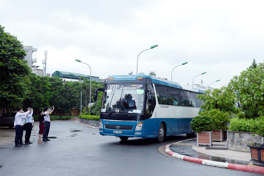 Lãnh đạo Trường Đại học Kinh tế Quốc dân tiễn Đoàn kiểm tra công tác tổ chức coi thi tốt nghiệp THPT năm 2020 lên đường làm nhiệm vụ