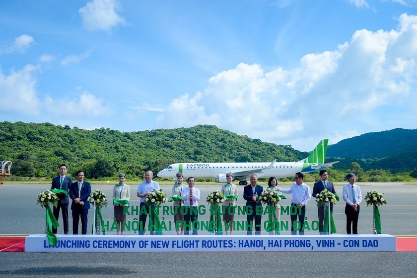 Khai trương 3 đường bay thẳng, Bamboo Airways tặng 1 tỷ đồng tiền mặt hỗ trợ hộ nghèo Côn Đảo