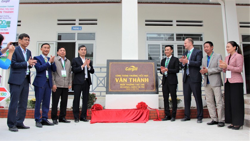 Ông Nguyễn Văn Khoa - Phó GĐ Sở GDDT tỉnh Nghệ An - và ông Nguyễn Bá Luân - Trưởng đại diện Tập đoàn Cargill tại Việt Nam bàn giao trường.