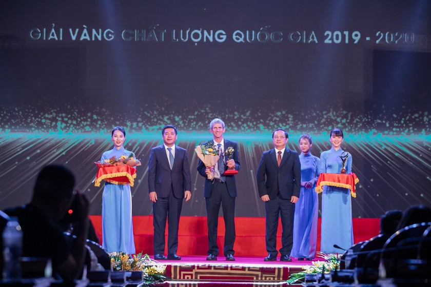 Ông Tal Cohen, Tổng Giám đốc Công ty CP Thực phẩm Sữa TH nhận giải Vàng Chất lượng quốc gia 2019-2020.