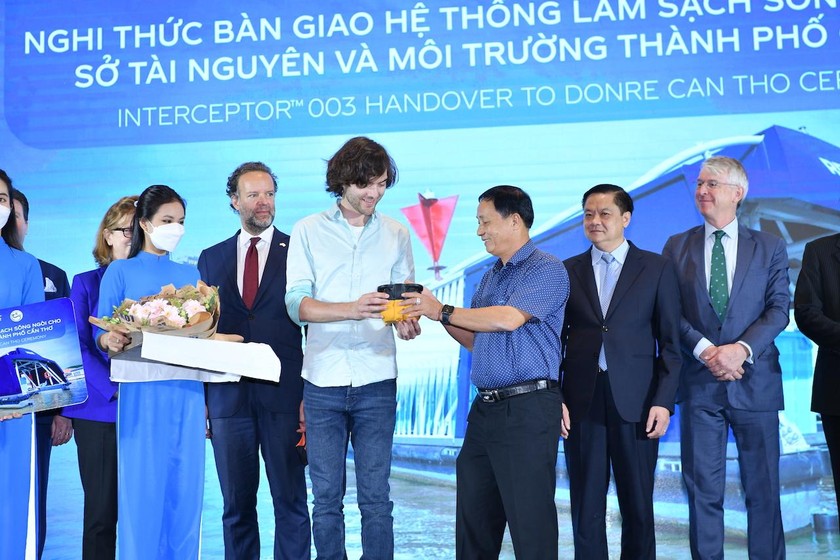 Bản sao Bàn giao bảng điều khiển Hệ thống làm sạch sông ngòi Interceptor™ cho Sở TN&MT TP. Cần Thơ