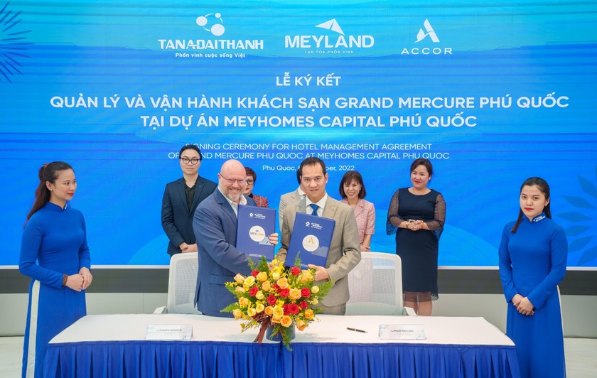 Ông Phạm Minh Đức, Phó TGĐ Tập đoàn Tân Á Đại Thành và ông Andrew Langdon, Tổng Giám đốc Accor Hotels khu vực Châu Á đại diện 02 Tập đoàn ký kết thỏa thuận.