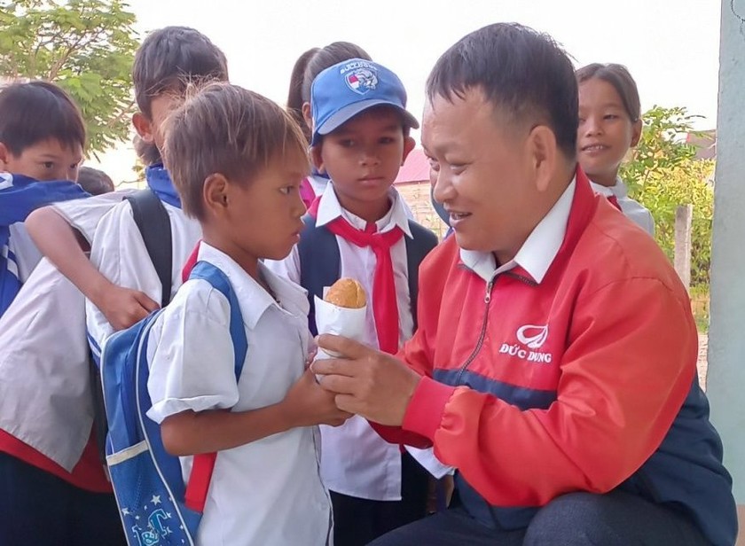 Cùng với các nhà tài trợ, thầy Tùng trích thêm lương giáo viên của mình để hỗ trợ bánh mì cho các em học sinh xa nhà