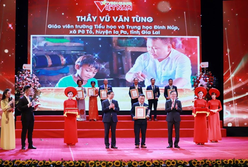 Thầy Vũ Văn Tùng là 1 trong 10 cá nhân được vinh danh trong Chương trình “Vinh quang Việt Nam” năm 2024