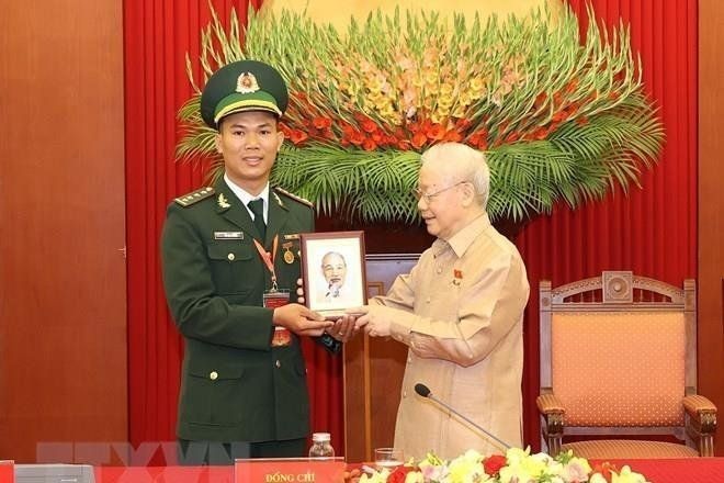 Captain Vu Van Cuong was honored to receive a portrait of Uncle Ho from the late General Secretary Nguyen Phu Trong at the program 