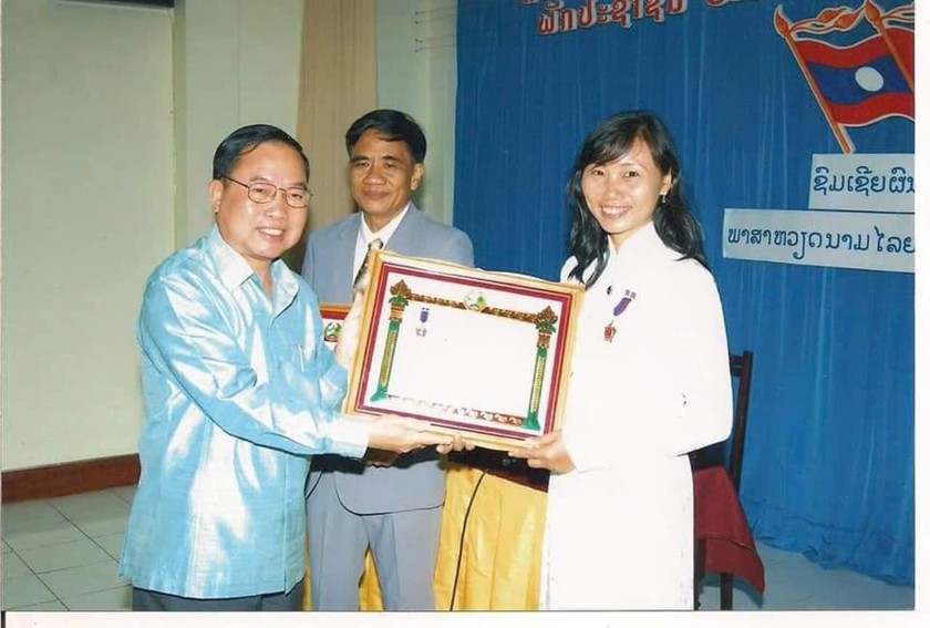 Năm 2009, Thạc sĩ Nguyễn Thị Hiền vinh dự được Chủ tịch nước Lào tặng thưởng Huân chương Lao động hạng Ba