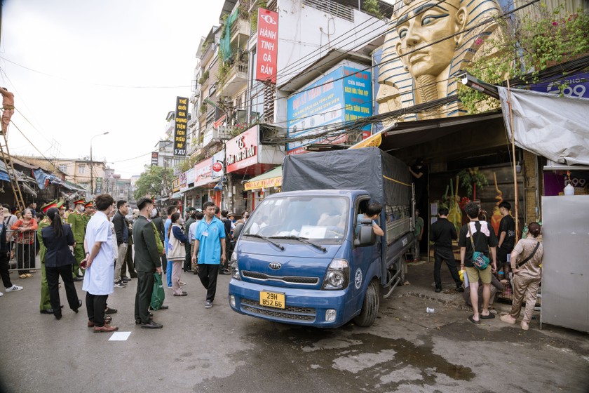 Các lực lượng triển khai công tác cưỡng chế.