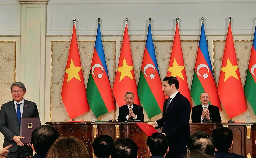 Trước sự chứng kiến của Tổng Bí thư Tô Lâm và Tổng thống Cộng hòa Azerbaijan Ilham Aliyev, ngày 7/5/2025, Bộ trưởng Tư pháp Việt Nam Nguyễn Hải Ninh và Bộ trưởng Tư pháp Azerbaijan Farid Ahmadov đã trao Chương trình hợp tác giữa hai Bộ giai đoạn 2025 – 2027.