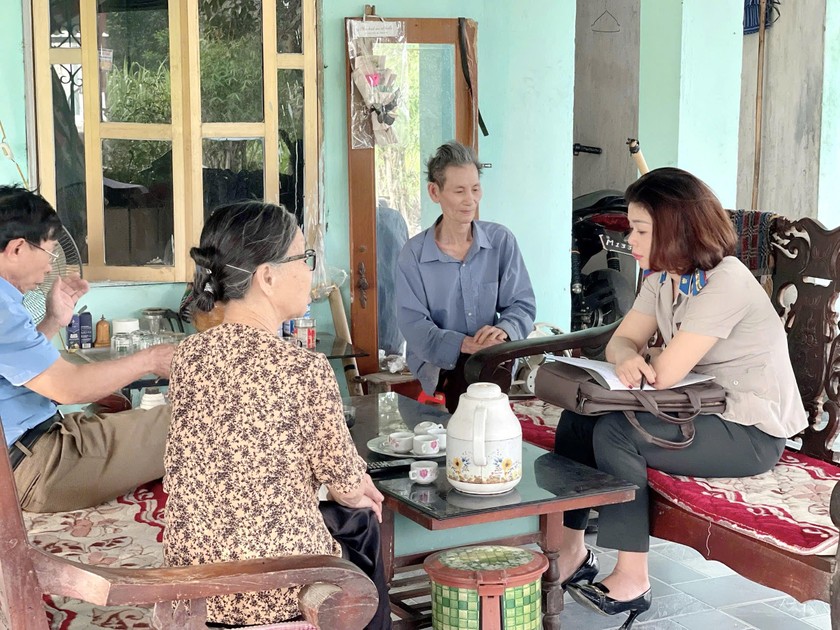 Cán bộ Chi cục Thi hành án dân sự (THADS) TP Tuyên Quang tới nhà dân để giải quyết việc thi hành án (Ảnh: Lê Hanh)