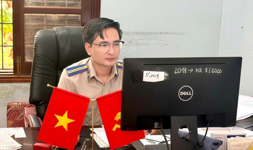 Phó Chi cục trưởng Trần Quốc Tuyến kể trường hợp thi hành án giao quyền nuôi dưỡng con cho người cha sau khi ly hôn. (Ảnh: Chí Bình)