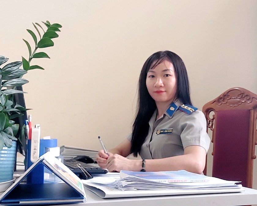 Chấp hành viên Đinh Thị Hồng Phượng. 