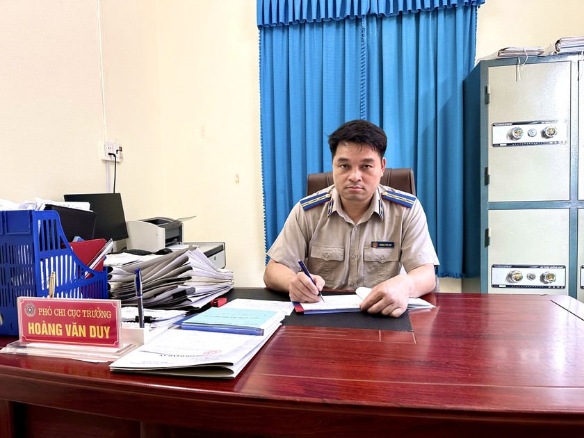 Anh Hoàng Văn Duy, Phó chi cục trưởng Chi cục THADS Thành phố Bắc Kạn chia sẻ về kinh nghiệm thi hành án giao con chung theo bản án ly hôn (Ảnh: Lê Hanh)