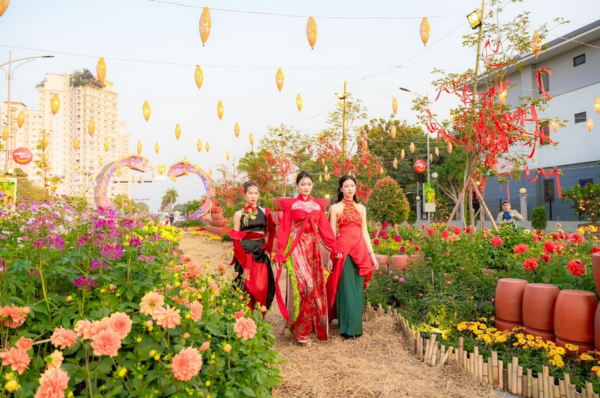 Sinh viên của Đại học Kiến trúc Hà Nội tôn vinh vẻ đẹp tinh tế của trang phục truyền thống thông qua lăng kính sáng tạo trẻ trung