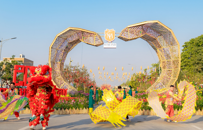 Cặp Kim Xà ngậm ngọc quý được làm từ chất liệu tre, tấm mang đến cảm giác bình dị, mộc mạc, dẫn du khách qua con đường gốm sứ, cây ước nguyện và đàn nguyệt khổng lồ.