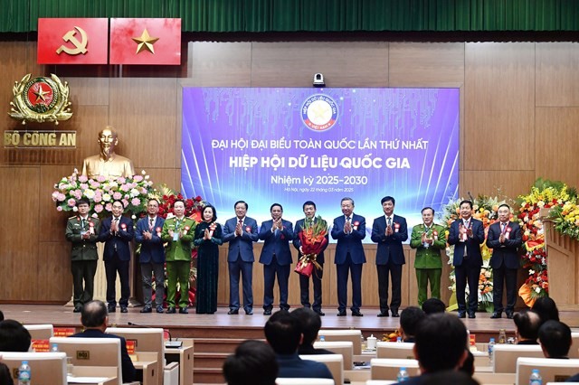 Tổng Bí thư Tô Lâm và Thủ tướng Phạm Minh Chính chúc mừng Ban Thường vụ Hiệp hội Dữ liệu quốc gia nhiệm kỳ 2025 - 2023 - Ảnh: NDA