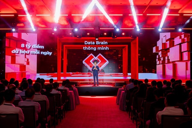 Ông Phan Thanh Sơn trình bày những giải pháp thanh toán đột phá.