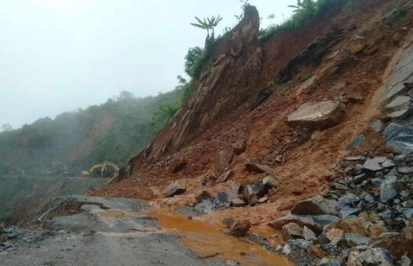 Mường Tè (Lai Châu): Mưa lớn gây sạt lở nghiêm trọng, giao thông bị tê liệt