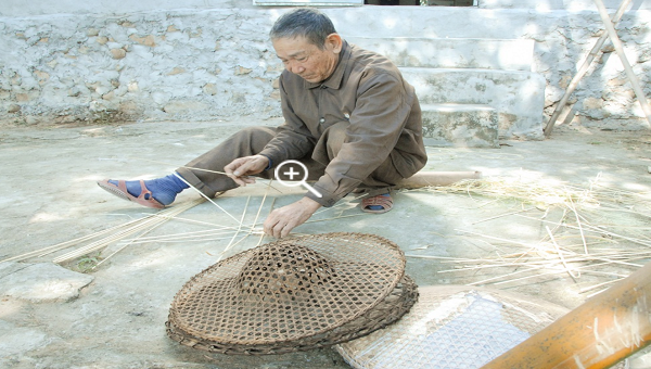 Cụ ông đan nón “Đại hiệp” 