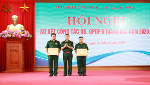 Trao Bằng khen của Bộ trưởng Bộ Quốc phòng cho tập thể, cá nhân đã có thành tích xuất sắc trong thực hiện nhiệm vụ tham gia phòng, chống dịch Covid-19.