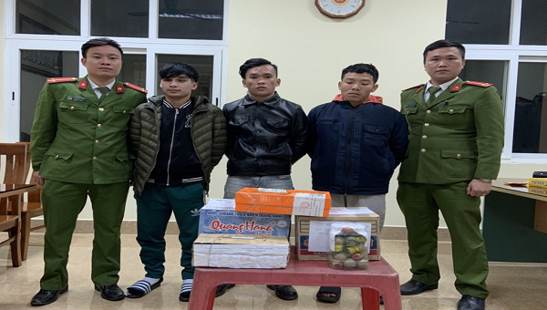 Các đối tượng Phạm Văn Trọng, Trương Văn Minh, Đỗ Văn Tuấn (từ trái sang phải) cùng tang vật thu giữ.