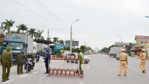 Lực lượng chức năng thực hiện nhiệm vụ chống dịch tại chốt kiểm soát cầu Vàng Chua (xã Bình Dương, TX Đông Triều).