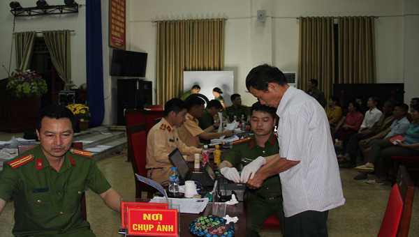 Công an tỉnh Hưng Yên tăng thời gian tiếp nhận hồ sơ lên 15h/ngày, chia làm 3 ca từ 7h đến 22h.