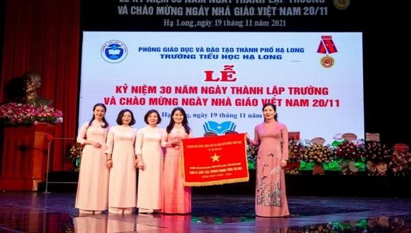 Thừa ủy quyền của Thủ tướng Chính phủ, Phó Chủ tịch UBND tỉnh Quảng Ninh Nguyễn Thị Hạnh đã trao Cờ thi đua của Thủ tướng Chính phủ cho Trường Tiểu học Hạ Long.