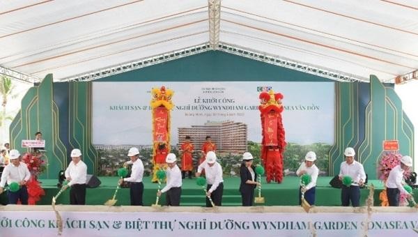 Các đại biểu thực hiện nghi thức khởi công khu nghỉ dưỡng Wyndham Garden Sonasea Vân Đồn.