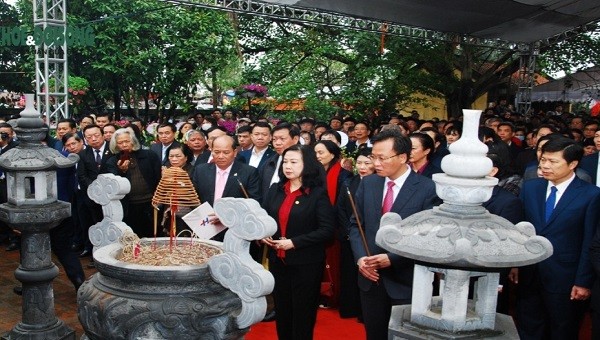 Bộ trưởng Bộ Y tế Đào Hồng Lan, Bí thư tỉnh Hưng Yên Nguyễn Hữu Nghĩa và đoàn công tác, dâng hương tưởng nhớ Đại danh Y Hải Thượng Lãn Ông Lê Hữu Trác.