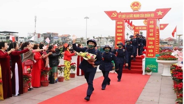 Các tân binh Vùng mỏ hồ hởi bước qua cầu vinh quang trước khi nhập ngũ.